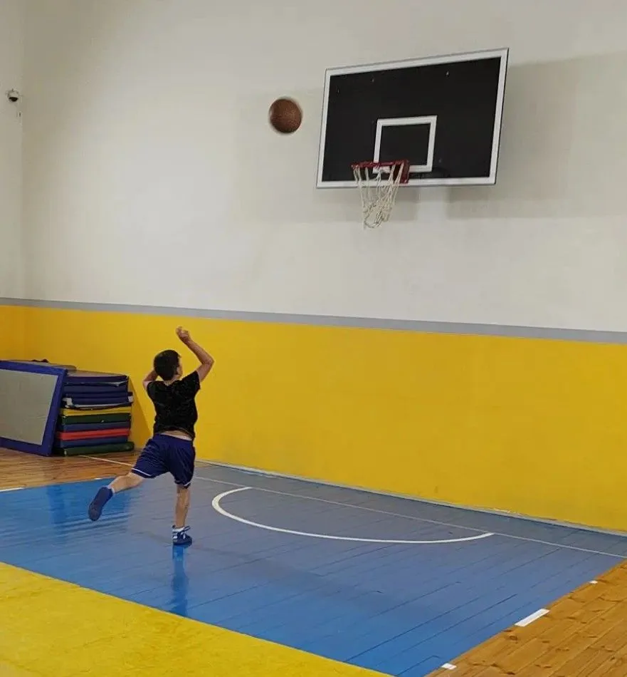 Под руководством тренера были проведены подвижные игры с мячом