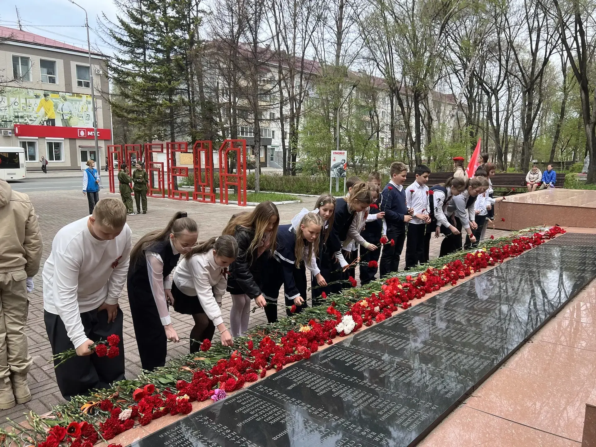 #ВозложениеЦветов #ИнтеллектПомнит #ДеньПобеды #СпасибоЗаПобеду #НавигаторыДетства #Росдетцентр #Дви
