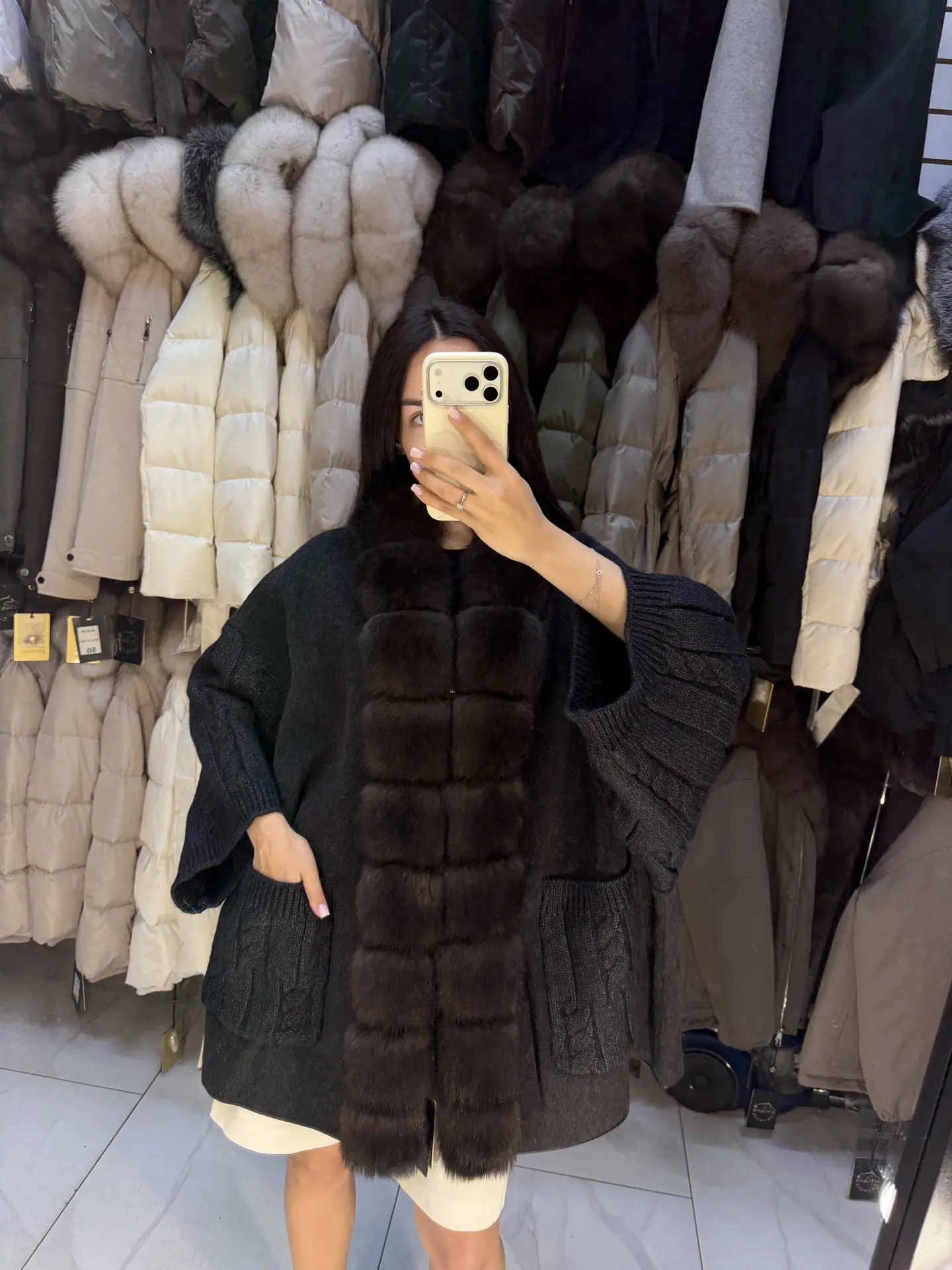 Пальто из шерсти с натуральным мехом песца 😍

Пальто без подклада, мех съемный 
Размеры 44-54

Стои