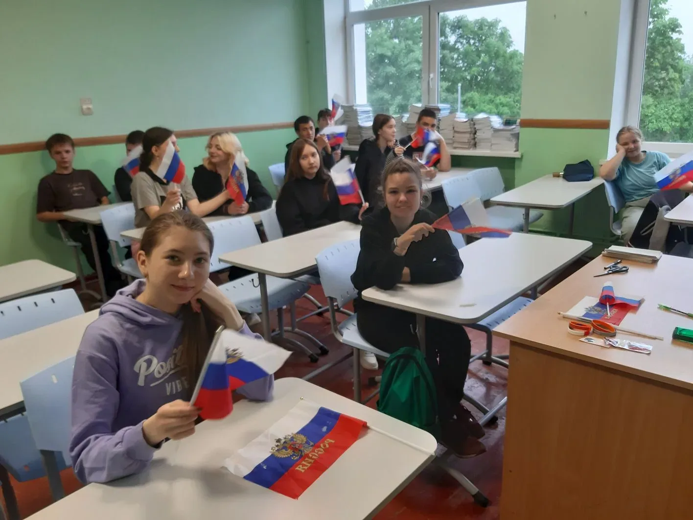 Сегодняшний день в лагере труда и отдыха «Росток» был посвящён  Дню России. Утро, как всегда, начало