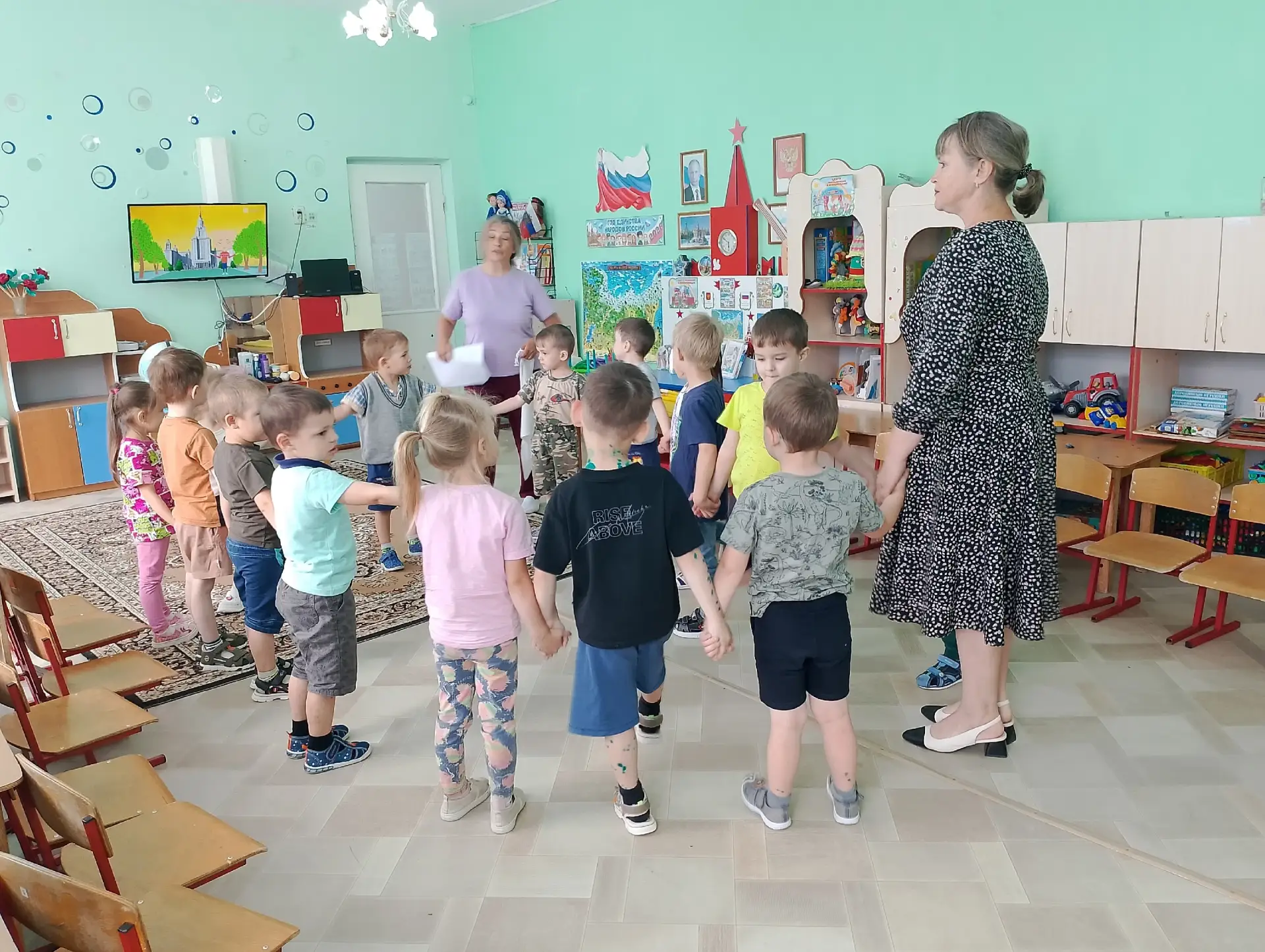 Больше всех конечно любят
Наши малыши играть, 
Это все конечно знают, 
И не нужно им мешать. 
Ну а ч