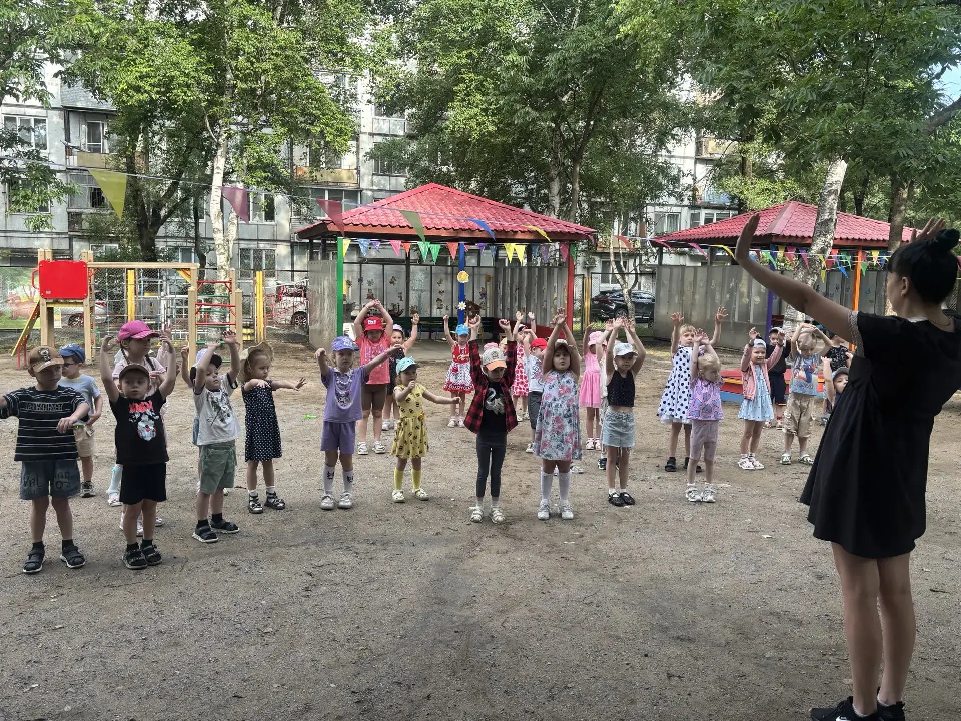 Доброе утро начинается с зарядки!
Утро в нашем детском саду начинается с зарядки.
Почему мы уделяем 