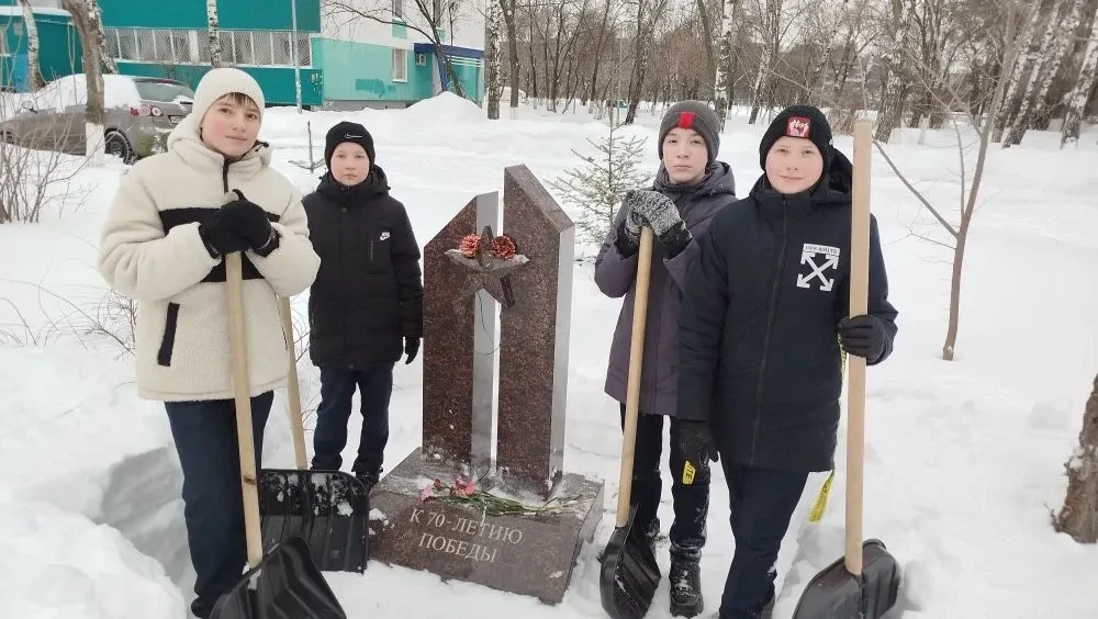 Тимуровцы нашей школы в рамках городской акции "День Героев Отчества" провели операцию "Снежный деса