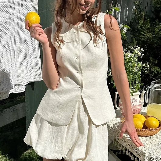 ☀️ Один комплект — и вопрос с образом решён

Летние костюмы любят именно за это. Не нужно подбирать 