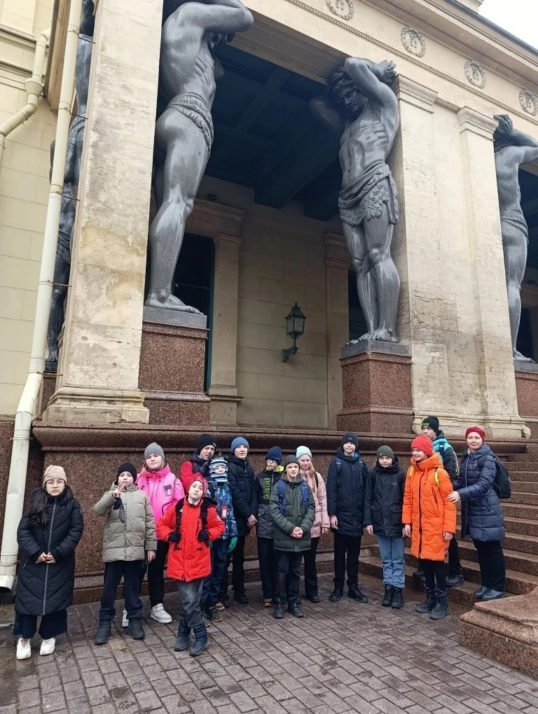 12.03 5 "В" класс посетил тематическую обзорную экскурсию "В мире прекрасного" в Государственном Эрм