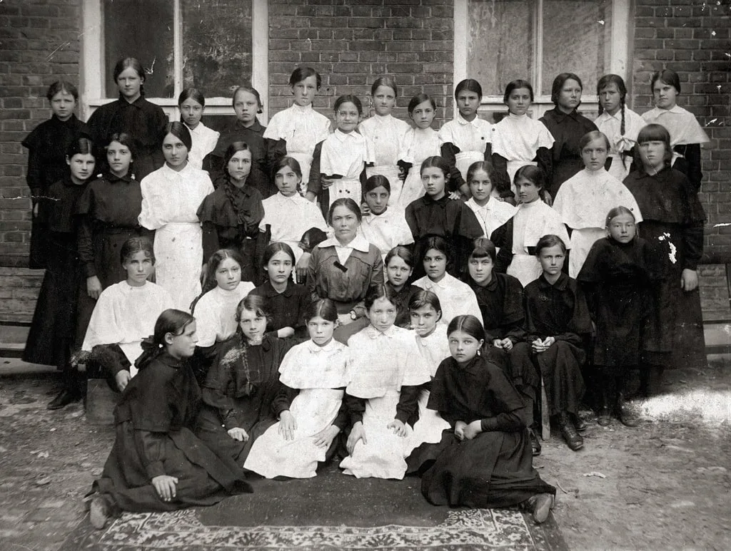 Таганрогская женская Мариинская гимназия, 3-Б класс, 1916 год.

История в Деталях | Подписаться
