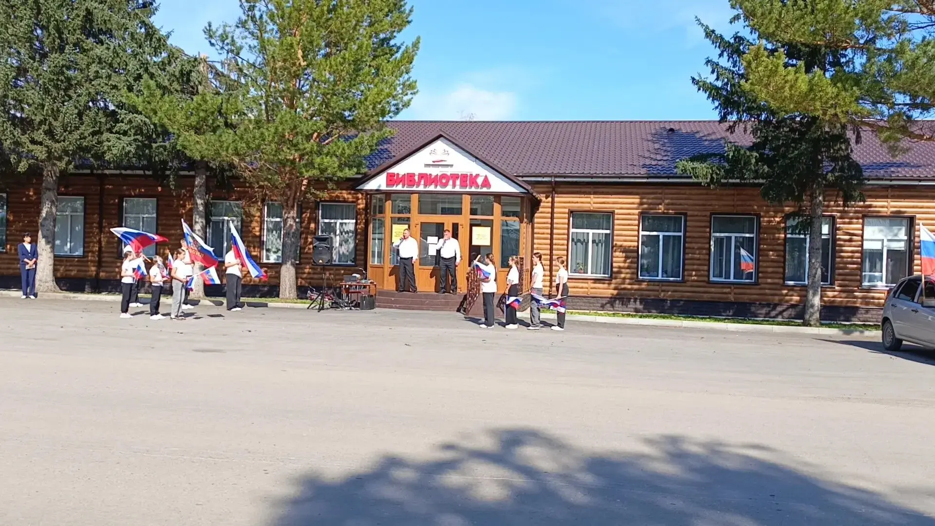В Краснощеково состоялся флешмоб "Флаг моего государства" - это одно из запланированног...