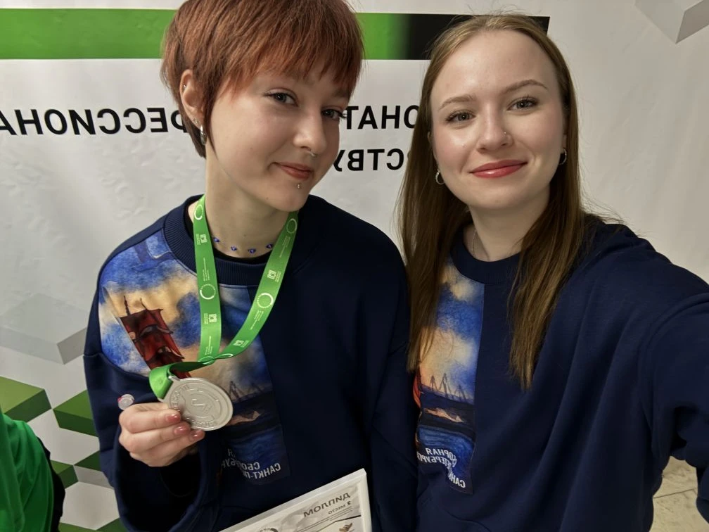 ⚡️Молния⚡️  Наши девушки везут нам в колледж серебро!   Елизавета Николаева вместе с наставником Ели