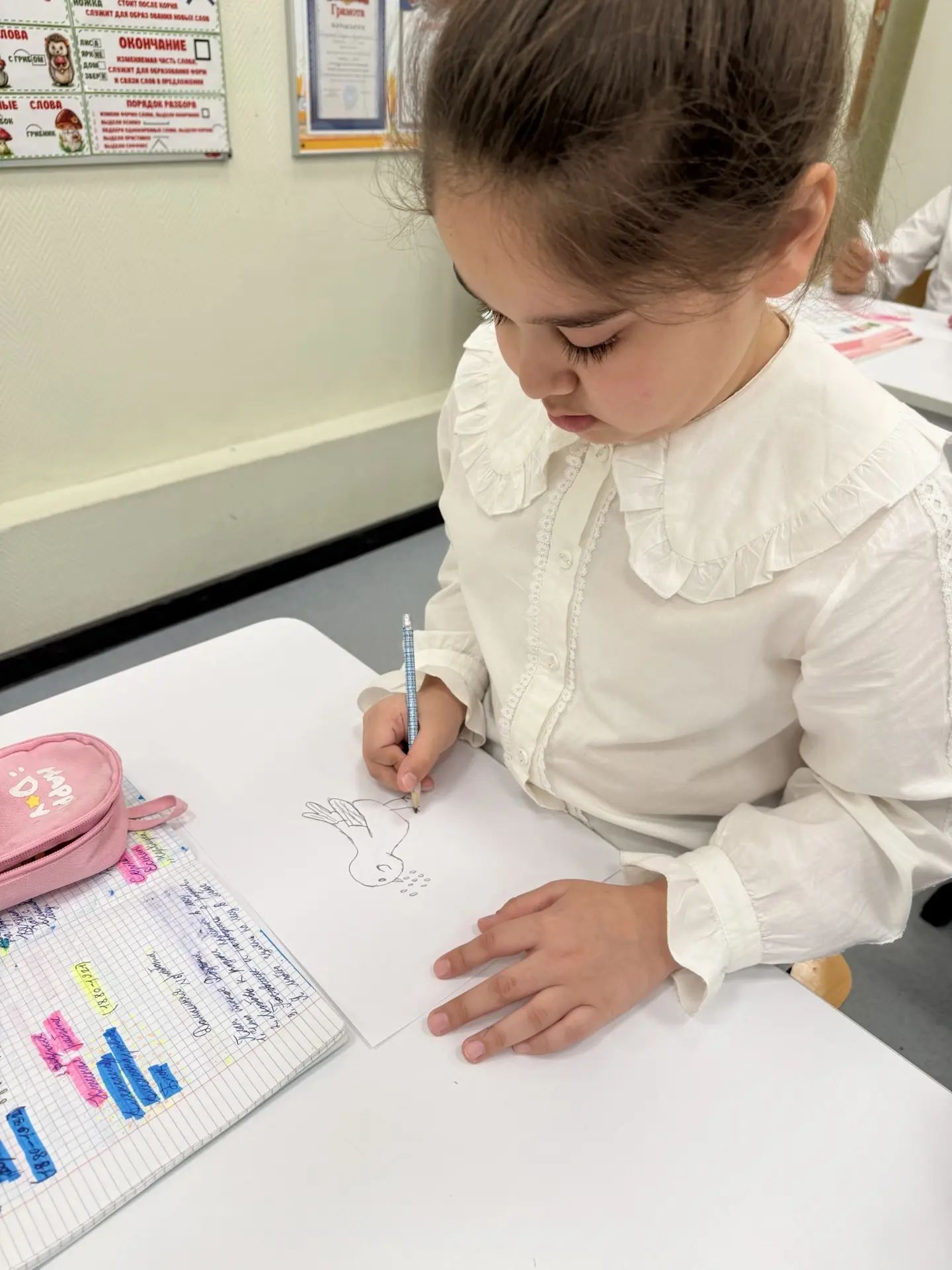 🎨 Волшебство на бумаге!  В 3 «А» классе прошел конкурс на лучшую иллюстрацию к любимому произведению