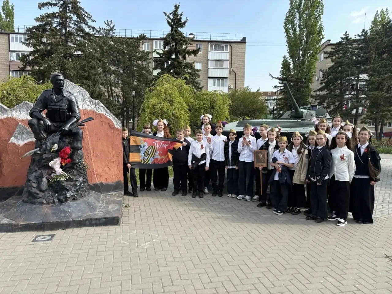 Вахта Памяти и праздничное шествие для возложения цветов к Мемориалу - это школьная традиция.  Ребят