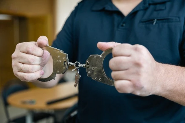 ⛓️ Жителя Лянтора, бросавшегося с ножом на детей, отправили под стражу