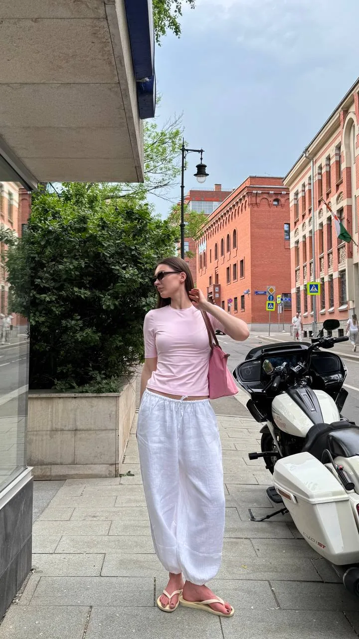 Когда жара вернется, планирую без конца гулять так! Оч комфортно💕

Футболка SELFMADE
Льняные брюки 