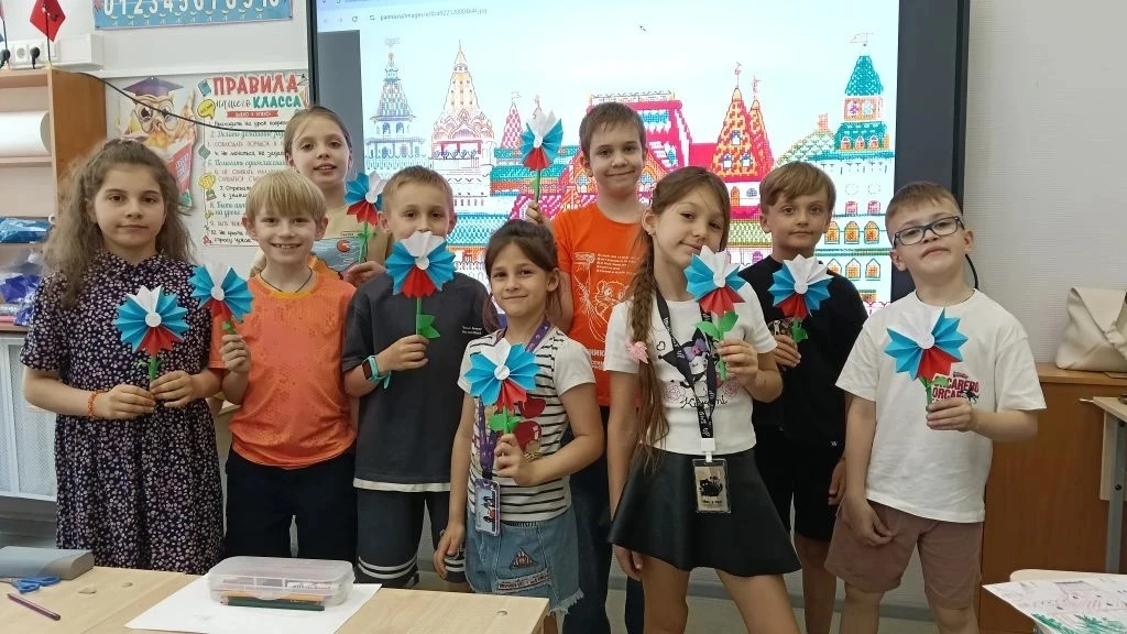 #ДеньРоссии
🌸🇷🇺 Цветок Триколор🇷🇺🌸

В нашем летнем школьном клубе "Знатоки" мы решили отметить