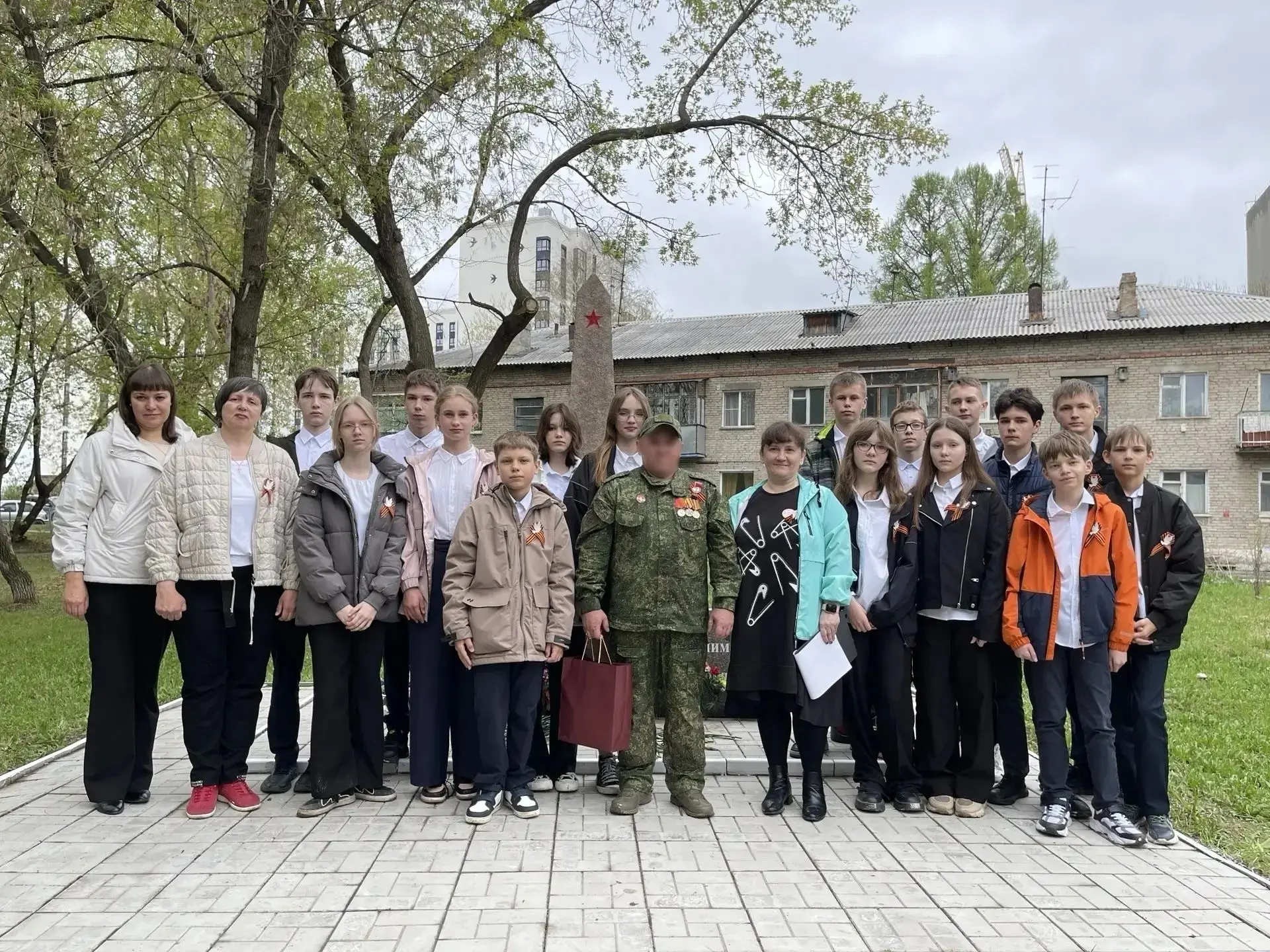 🕊️7-го мая ученики 7М класса ( классный руководитель Ященко Е. А.) приняли участие в торжественном м