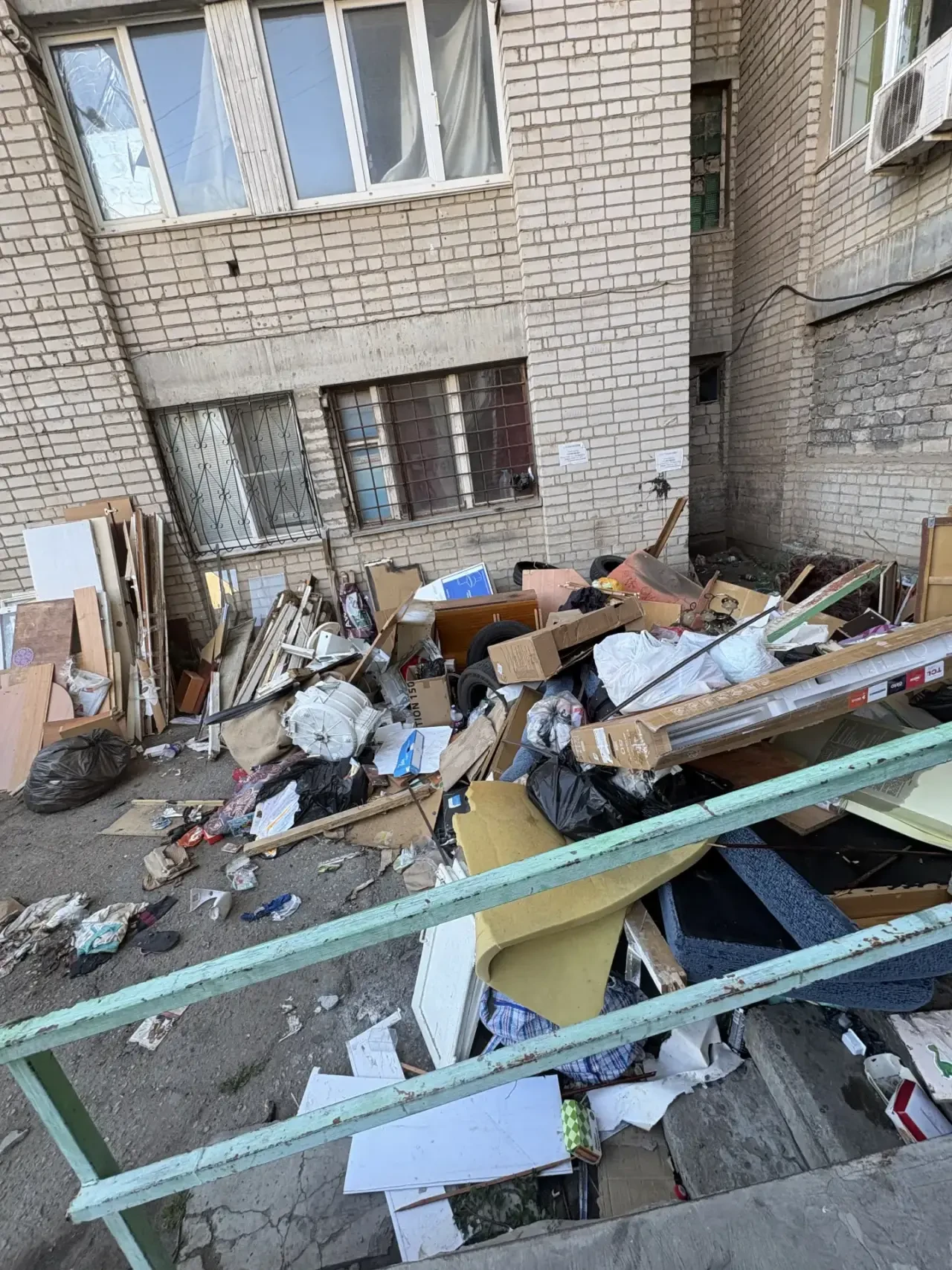 Машиностроителей 29. В очередной раз копится мусор около подъезда. Вывозят дай бог раз ...