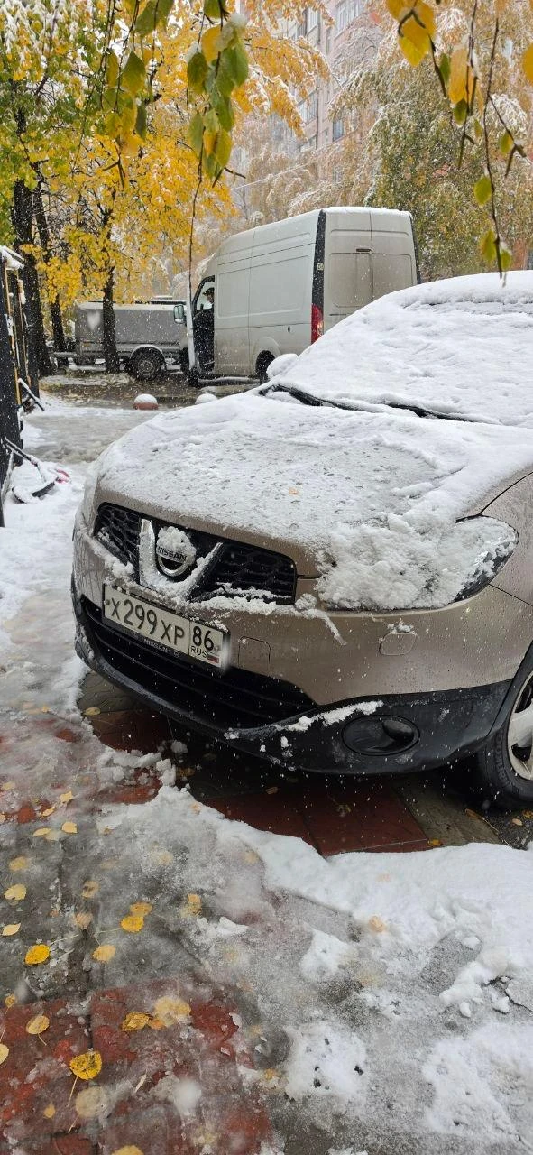 Здравствуйте, на тротуаре около 34 школы припаркована машина. Мешает проходу. Приходитс...