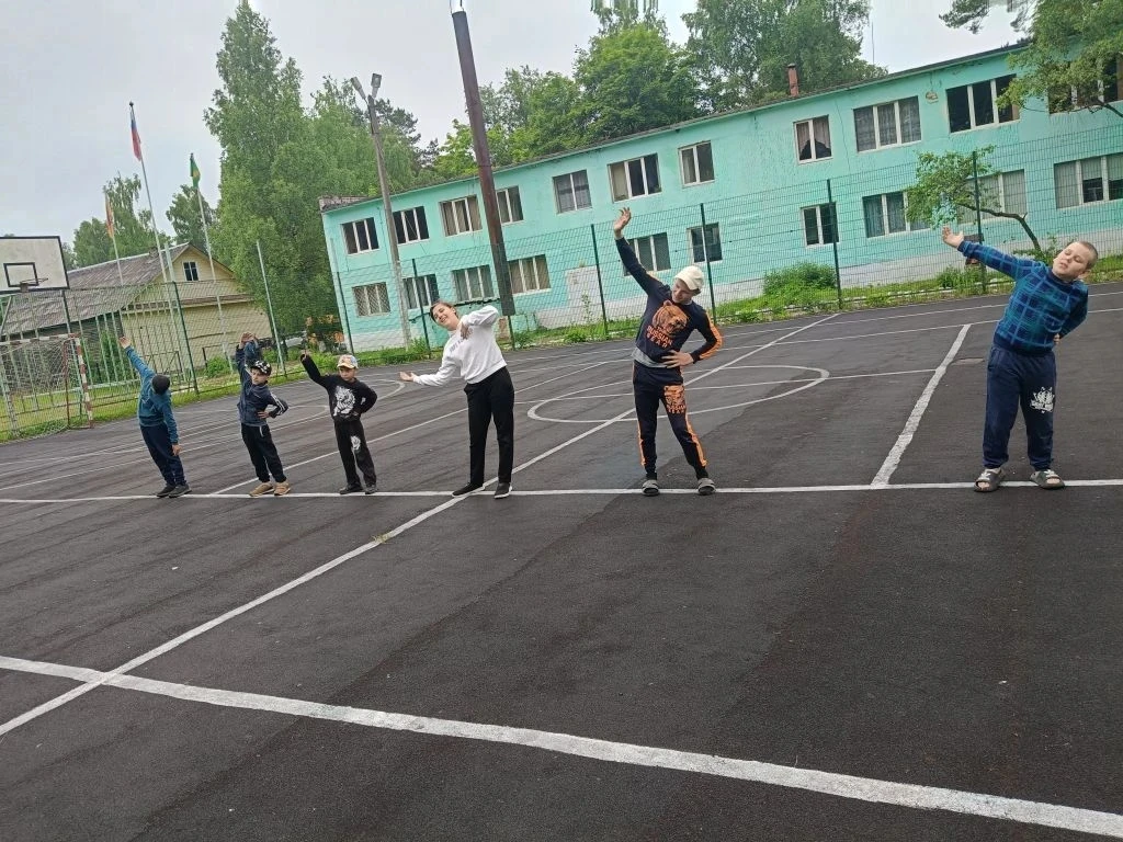 В пришкольном лагере прошёл тематический день под названием «День игр и игрушек». Этот день стал ярк