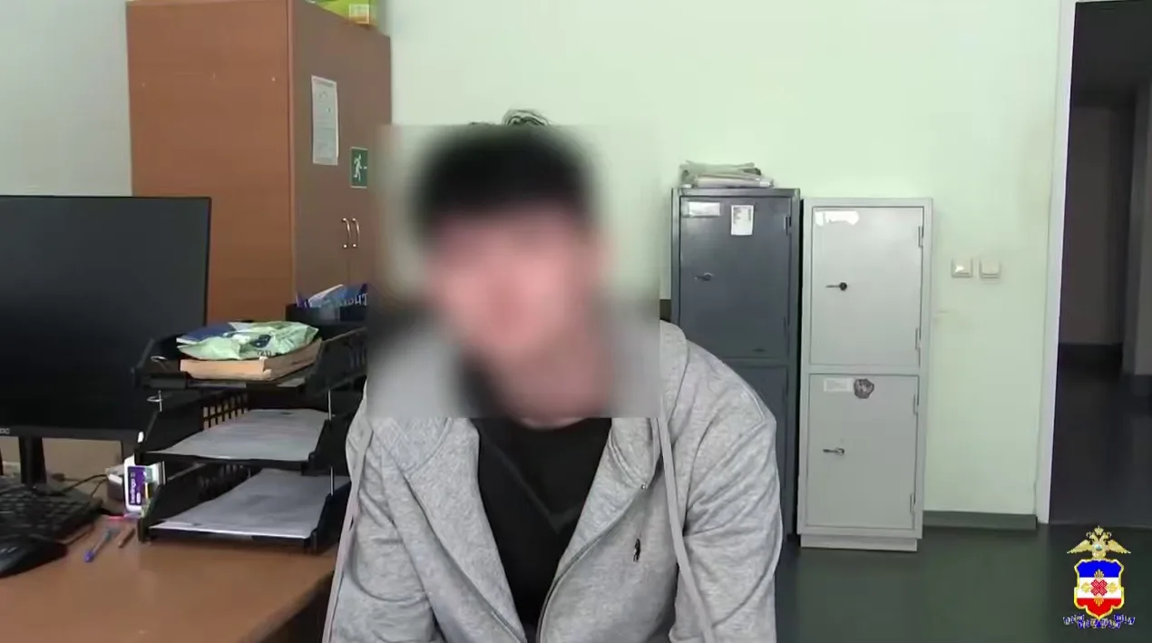 Полиция Марий Эл взяла 19-летнего курьера аферистов 🤲  Мошенники звонили пенсионеркам из Йошкар-Олы 
