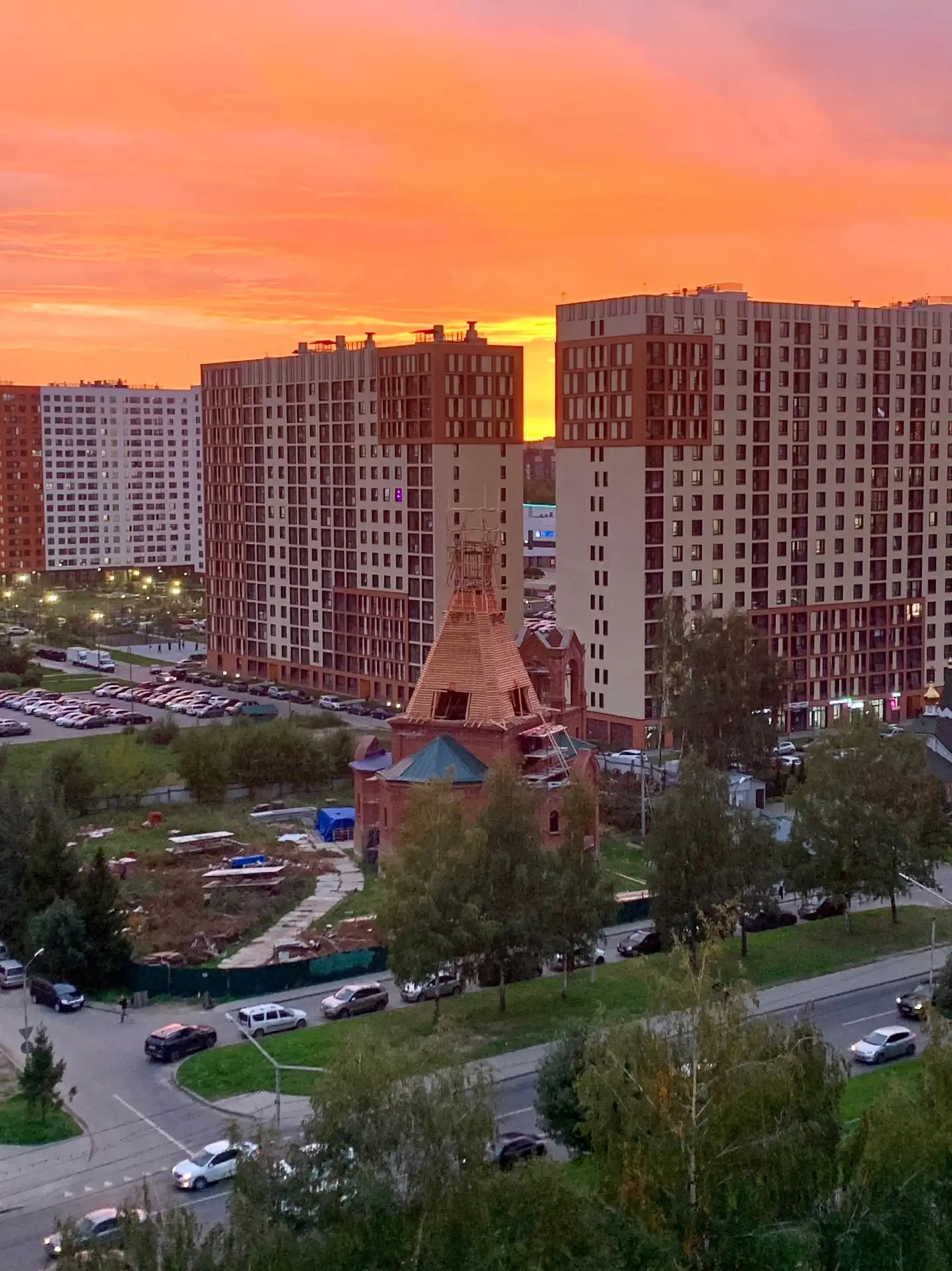 Закат на проспекте Фрунзе 🌅 Вид на строящийся храм Ярослава Мудрого