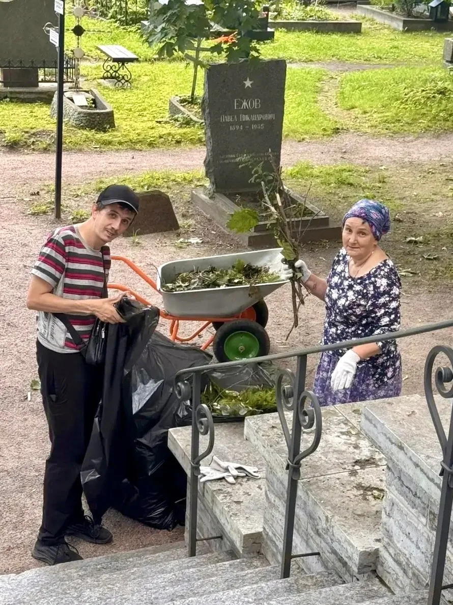 По благословению наместника Александро-Невской лавры епископа Кронштадтского Вениамина под руководст