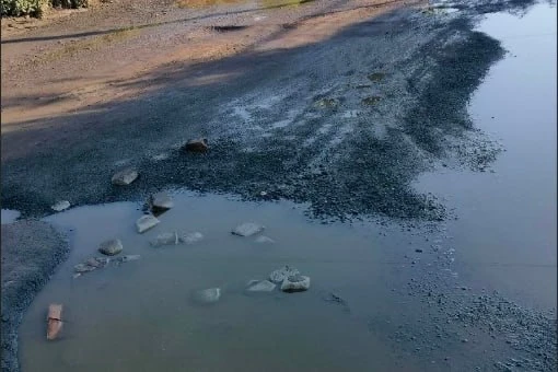 В Орске жители по улице Урицкого закапывают выбоины на дорогах своими руками