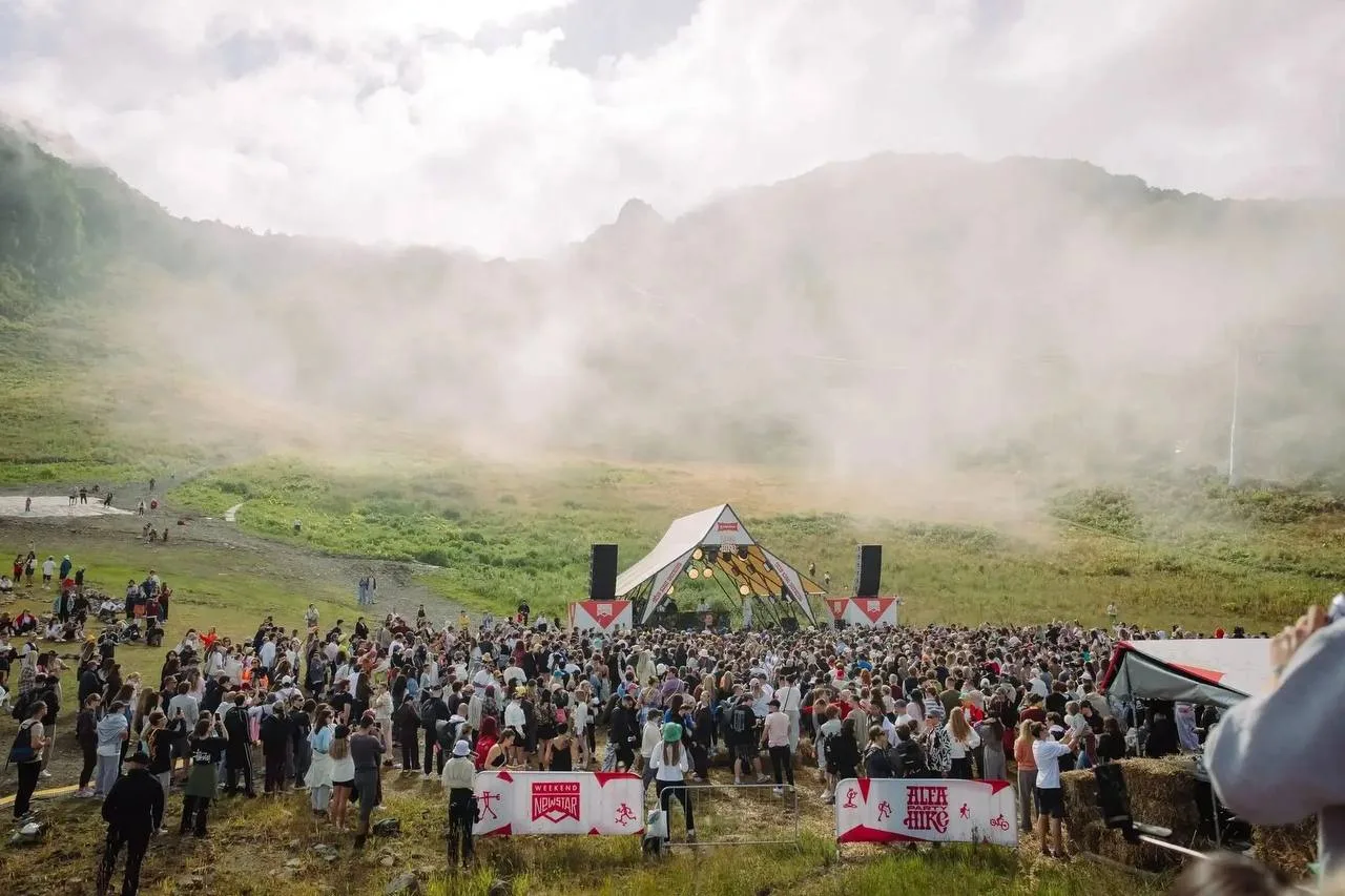 🏔 Массовый поход в горы устроили на «Розе Хутор» — в нём участвовали 1200 человек.