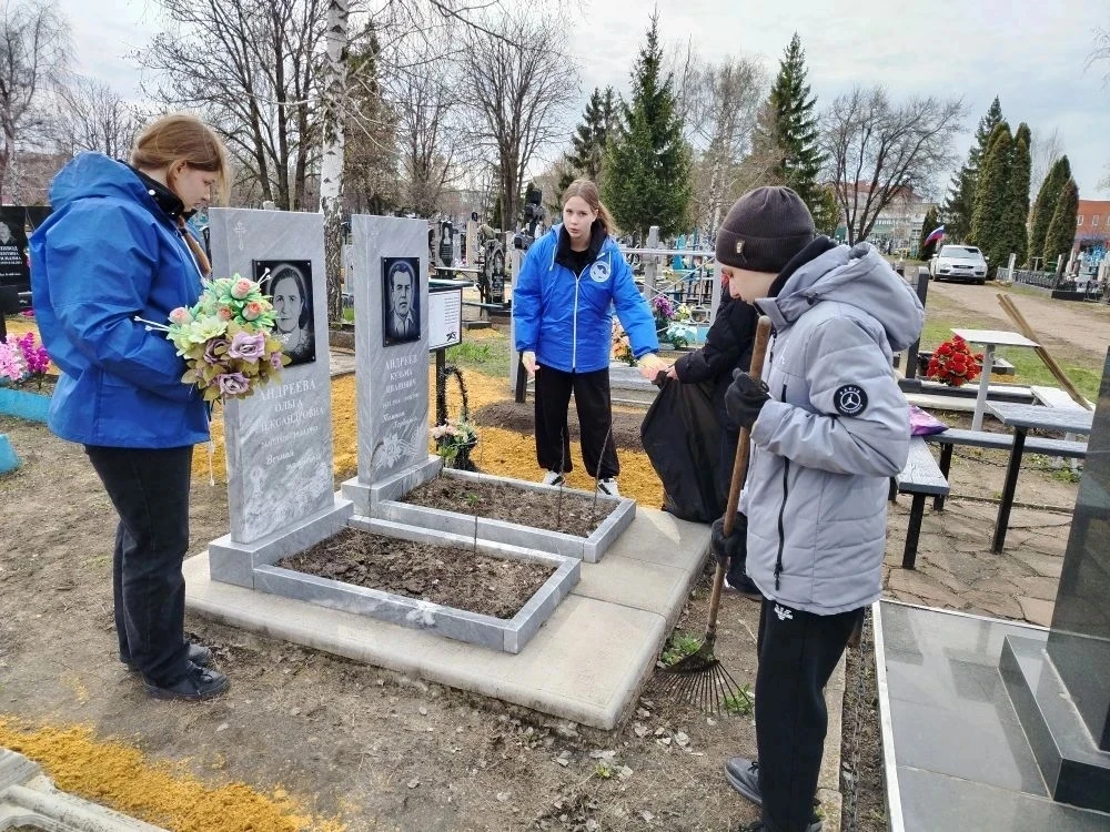 СУББОТНИК ПАМЯТИ ⭐⭐⭐⭐⭐⭐⭐⭐ Говорят, человек жив, пока о нем помнят. 🎓Ученики школы №3 доказали это де
