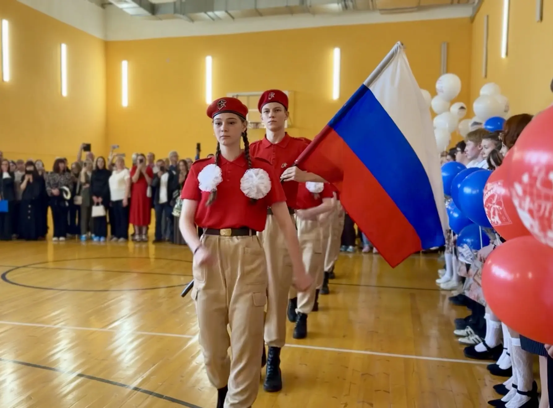 🔔 Последний звонок: прощание с детством и шаг к мечтам 🔔