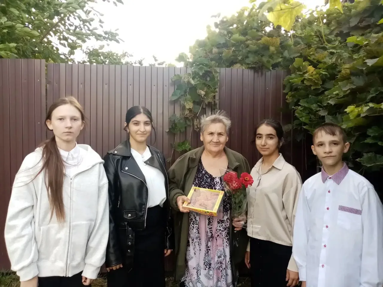 📢 В осенний день роняют клёны цвет,