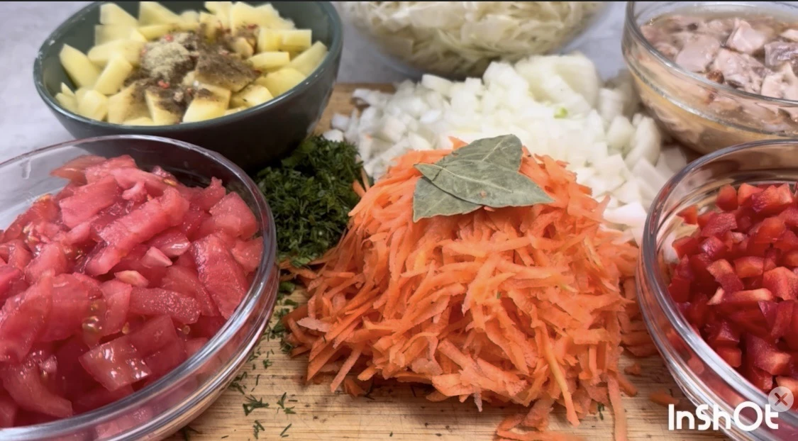 Щи с  куриной тушенкой.