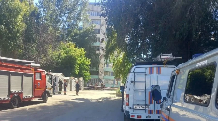 Барнаульскую многоэтажку оцепили из-за угрозы обрушения бетонной плиты