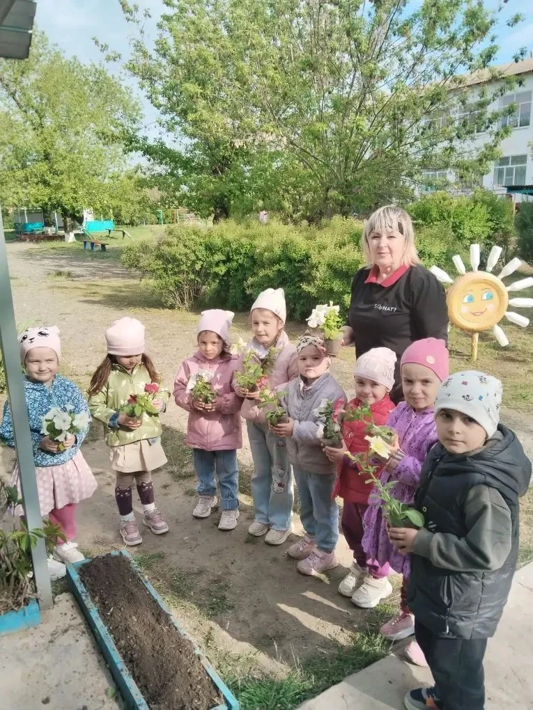 Сегодня в средней группе " Капелька" была проведена экологическая акци.  " П осади цвет...