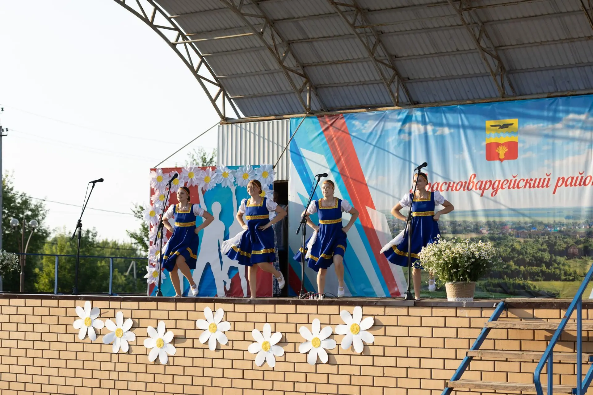 Как же хорошо, когда вечер пятницы наполняется не суетой, а музыкой! 🎶

⁣Концертная площадь села Пл