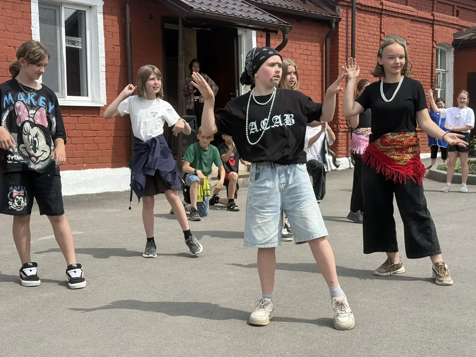 Подводим итоги танцевального конкурса. На нашем импровизированном танцполе было невероя...