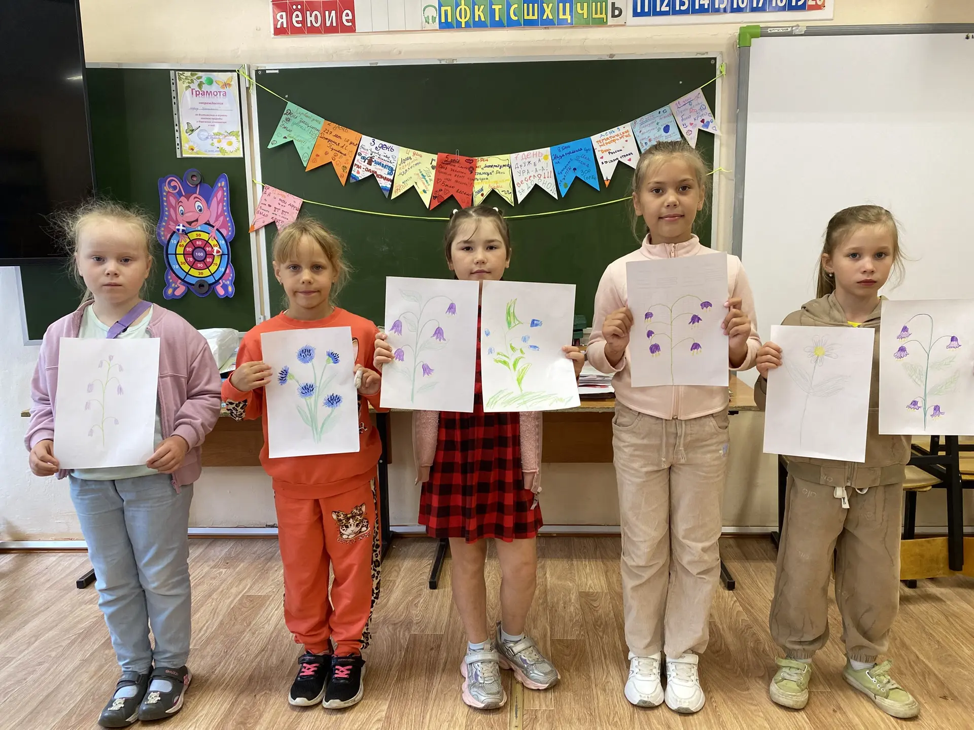💐Флешмоб «Цветы России» : творчество и красота родного края💐

🌸Девочки из отряда Орлёнок-Хранител