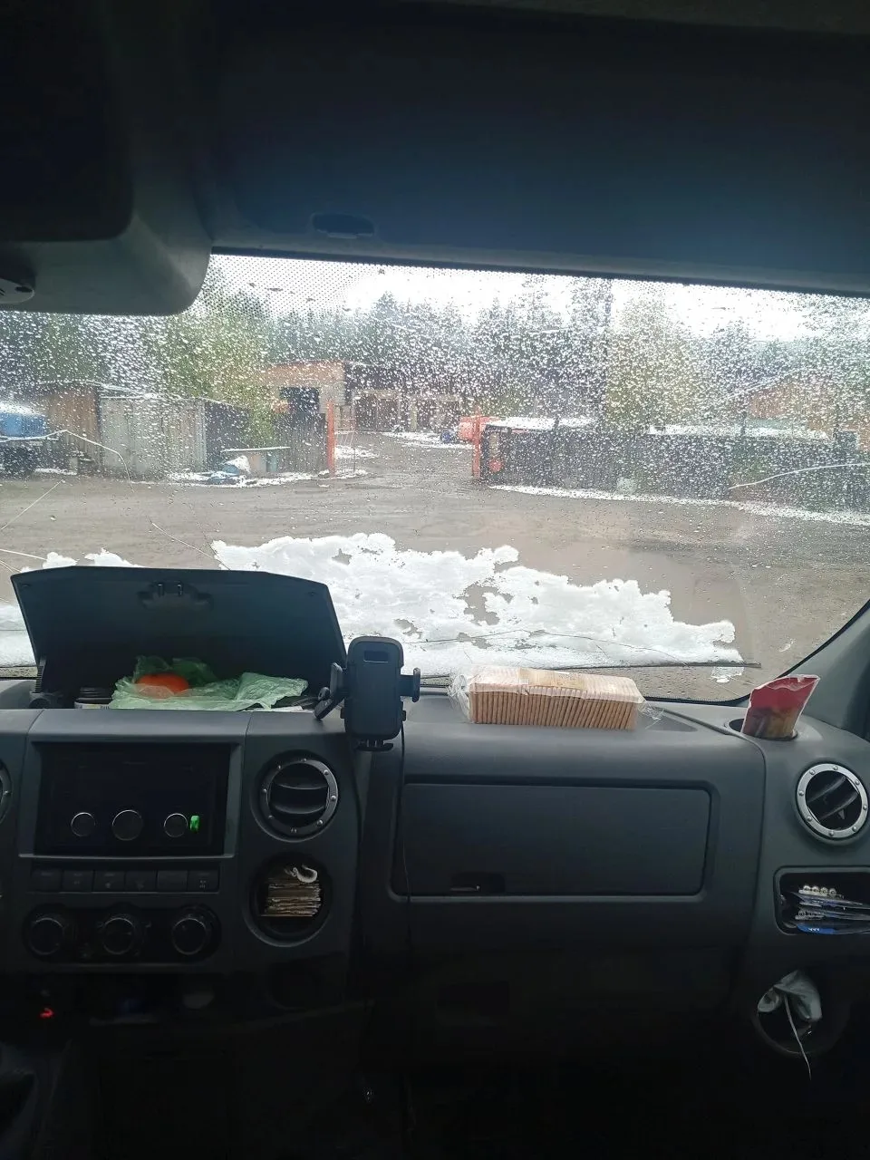 Утром водитель проснулся, а на стекле снежок😱
