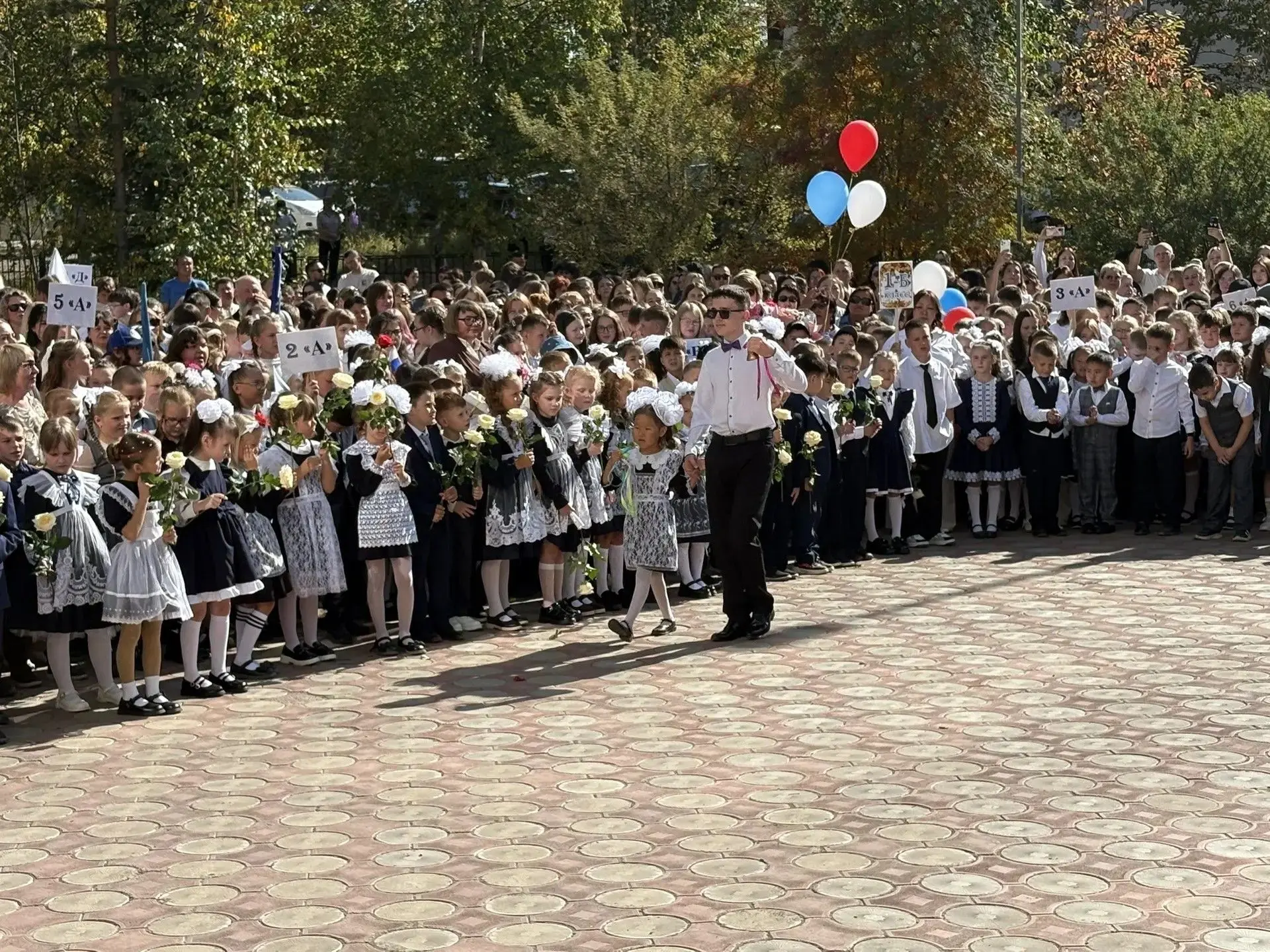 Сегодня во всех школах Ленского района прошли торжественные линейки, посвящённые Дню зн...