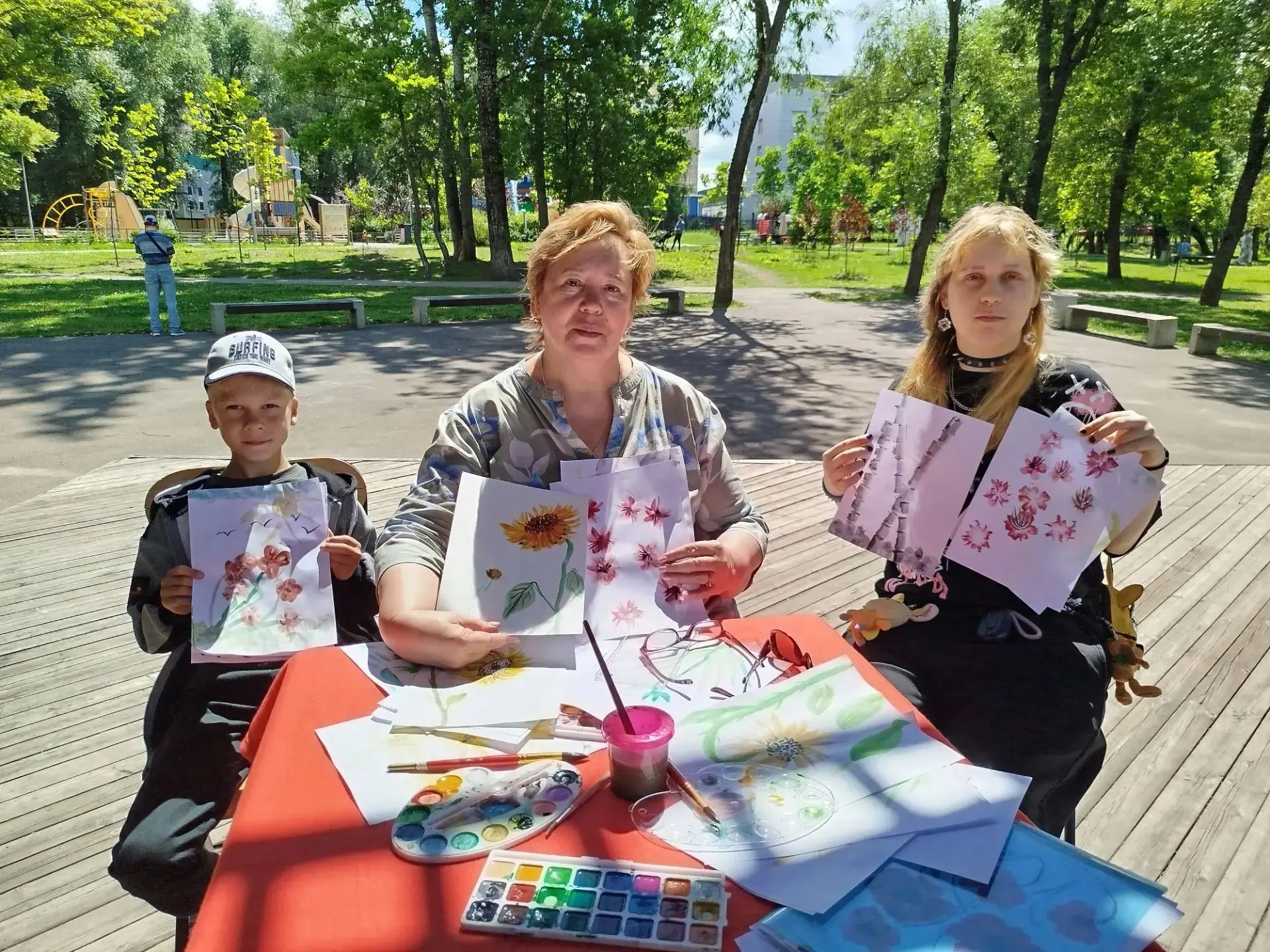 Небольшая отдушина для детей и взрослых на природе, рисуя цветы в стиле  китайской живописи "У- син"