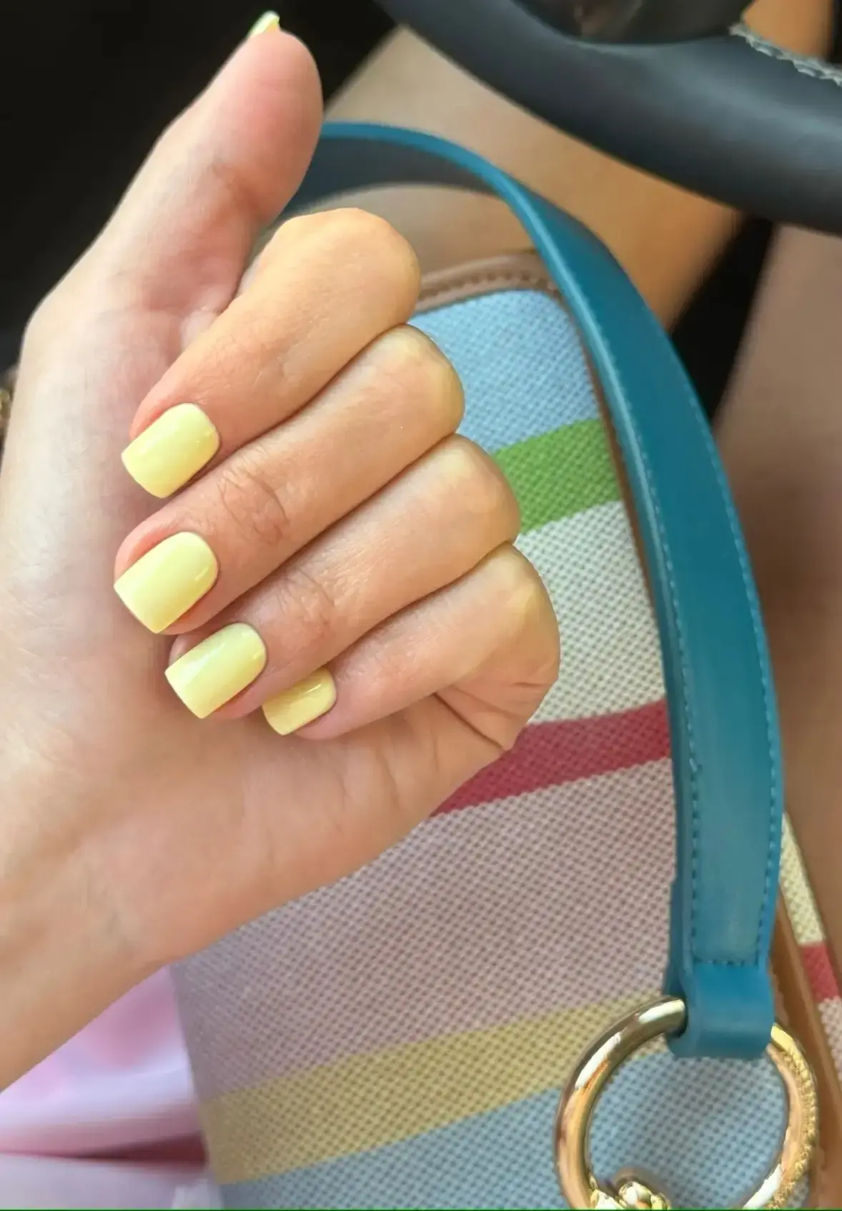 Обновила маникюр 💛 

Пока лето, балдею просто от этого цвета 🍋