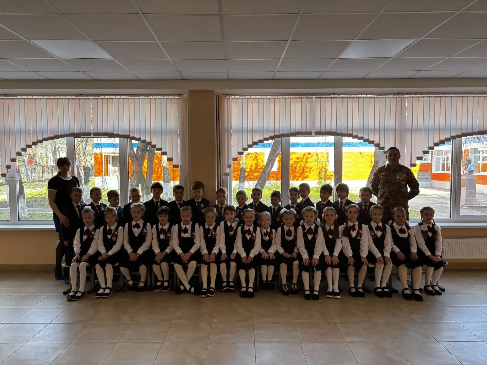 🎖️ Урок мужества в 1 «А» классе.  📅 4 мая в 1 «А» классе прошёл урок мужества с участием героя специ