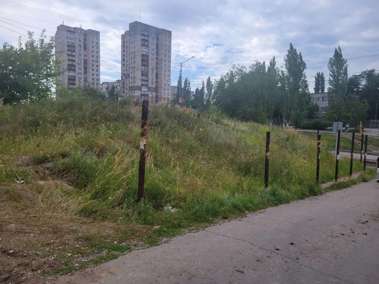 Кому принадлежит и когда благоустроят земельный участок около комплекса Близнецы на Антонова и трамв