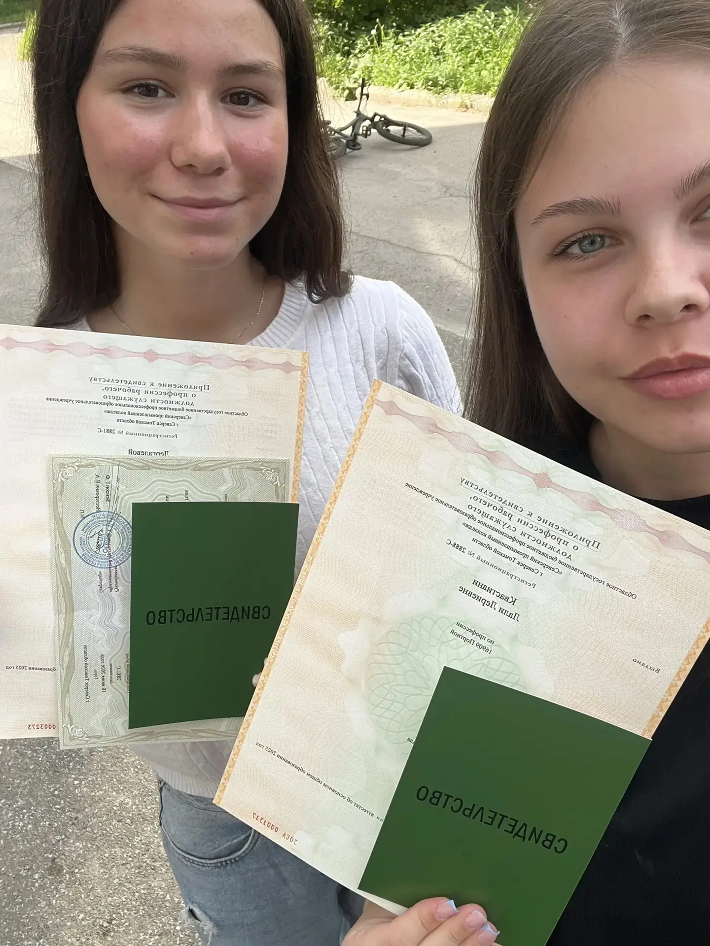 💥 Первая рабочая профессия!

Поздравляем учениц нашей школы 10а класса Квастиани Лали и Дергалеву Д