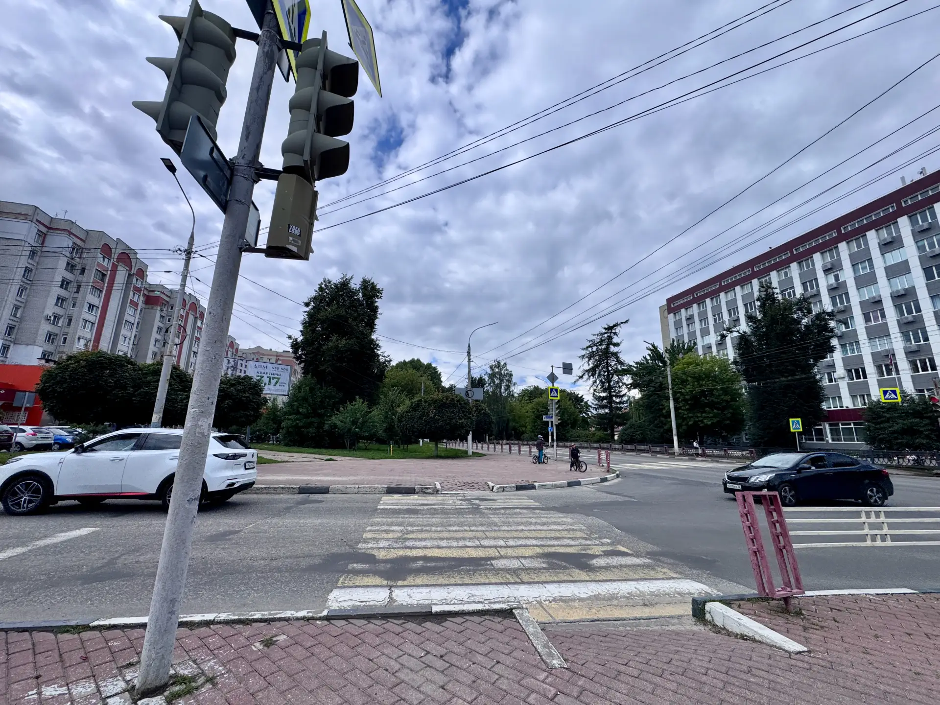 Пора бы уже установить на место снесенный каким-то лихачем светофор на перекрестке Бежи...