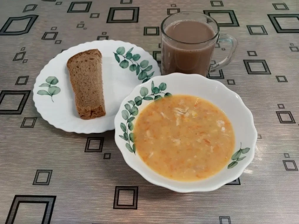 А на ужин было пюре из гороха,отварная птица,какао и хлеб😊