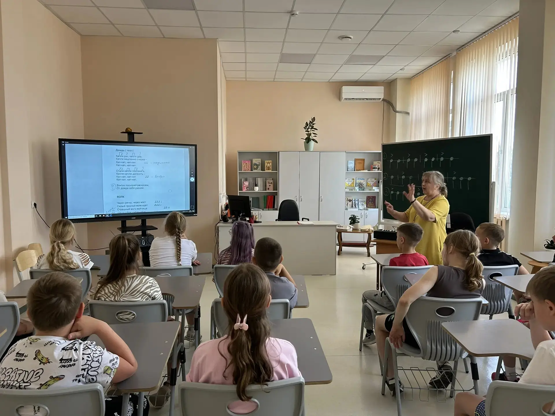 Десятый день лагерной смены👋 .
☀Третья неделя стартовала под названием: «День улыбки».🤗
Воспитател