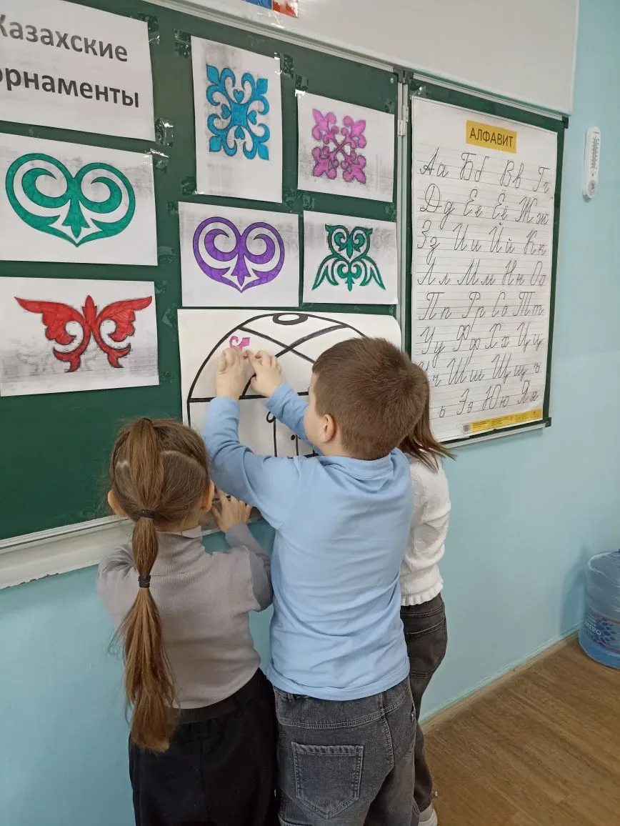 Сегодня в 1 " В" классе ( кл. руководитель Губенко Е. В.) прошёл урок труда по теме " Казахские  нац