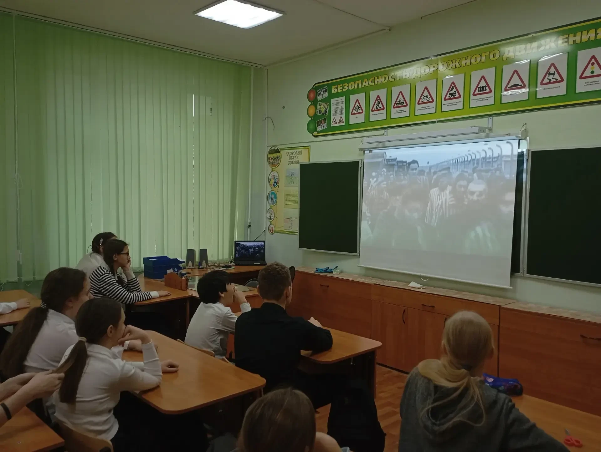 🕯️ В корпусе «Школа №1» прошёл кинолекторий, посвящённый Дню памяти жертв геноцида советского народа