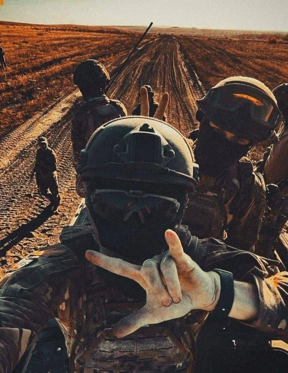 "Держим рубежи, бережём друг друга. Верим в победу и в страну. Россия — сила ✊🇷🇺"  ❤️ — Настоящие му