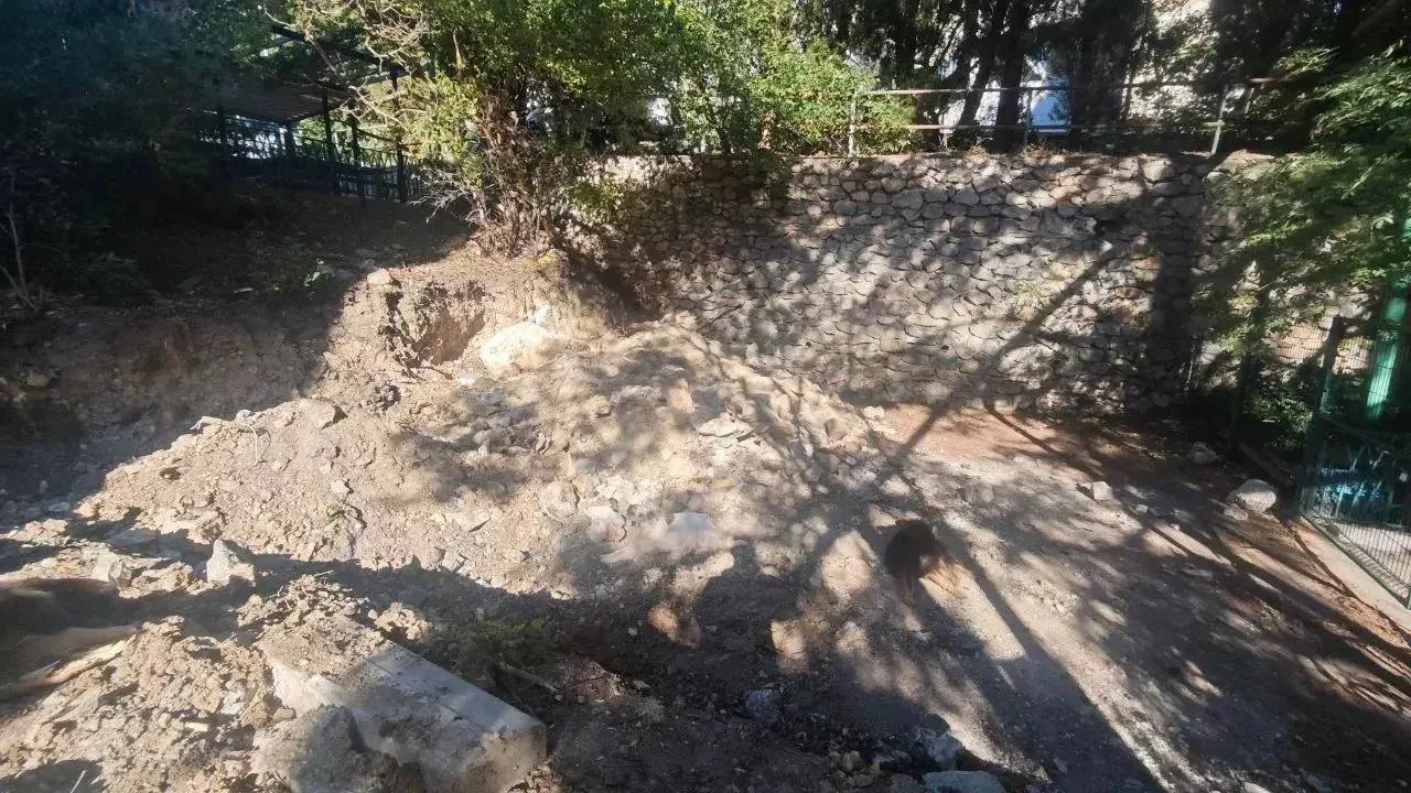 В Гаспре на улице Школьной жители выступили против строительства гаража во дворе. Собст...