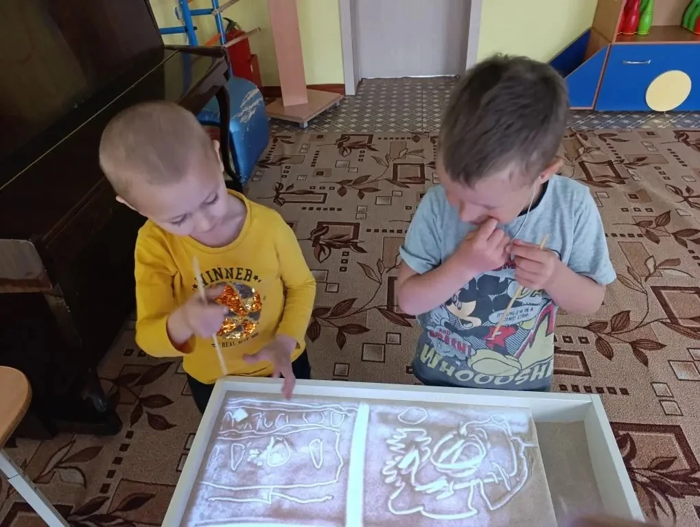 В нашей Песочной Стране 🏜🕌️ дети почтили память героев, отдавших жизнь за нашу свобод...